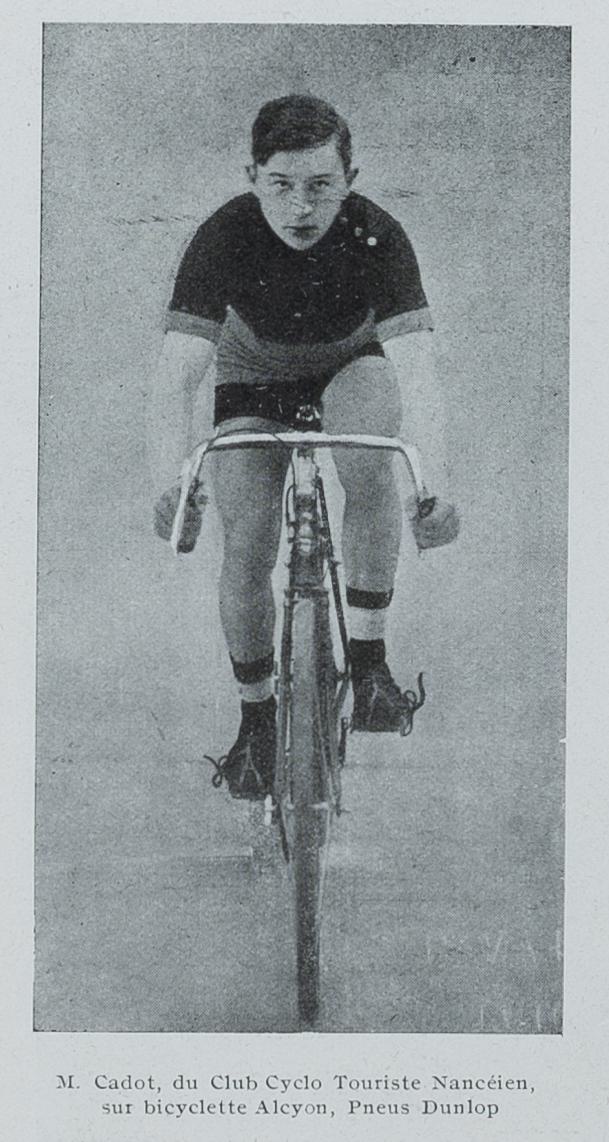 Contenu du M. Cadot, du Club Cyclo Touriste Nancéien, sur bicyclette Alcyon, Pneus Dunlop