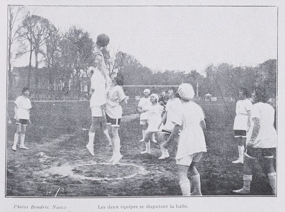 Contenu du Les équipes de Baskett-Ball de "Nancéia-Sport" - Les deux équipes se disputent la balle