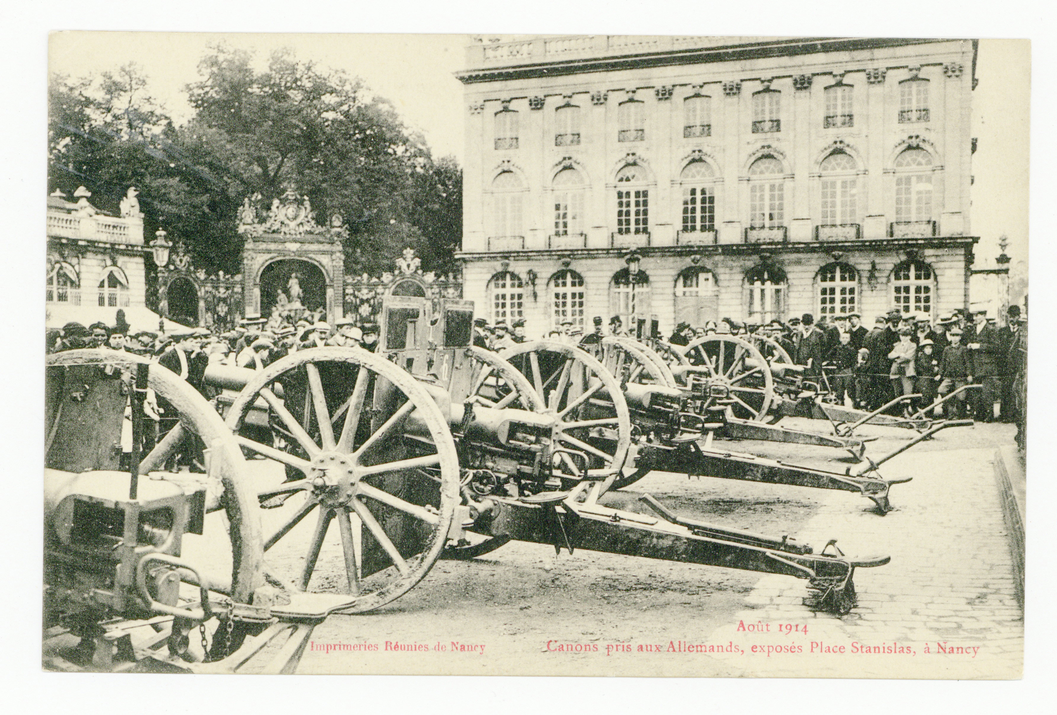 Contenu du Août 1914. Canons pris aux Allemands, exposés place Stanislas, à Nancy