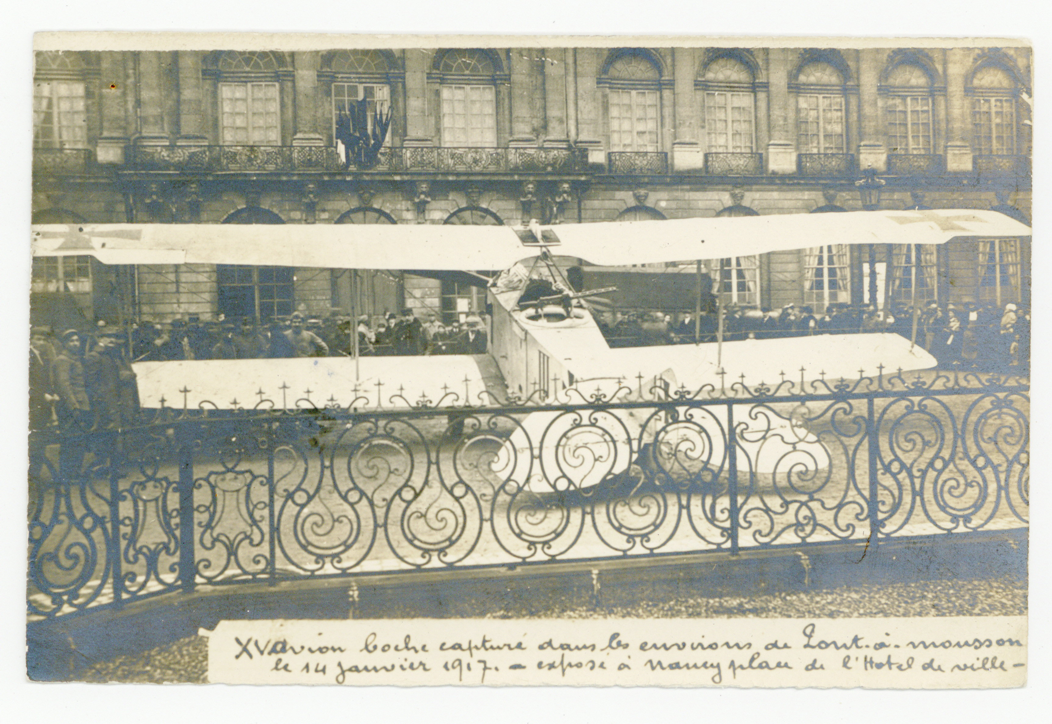 Contenu du Avion capturé dans les environs de Pont-à-Mousson le 14 janvier 1917, exposé à Nancy place de l'Hotel de ville