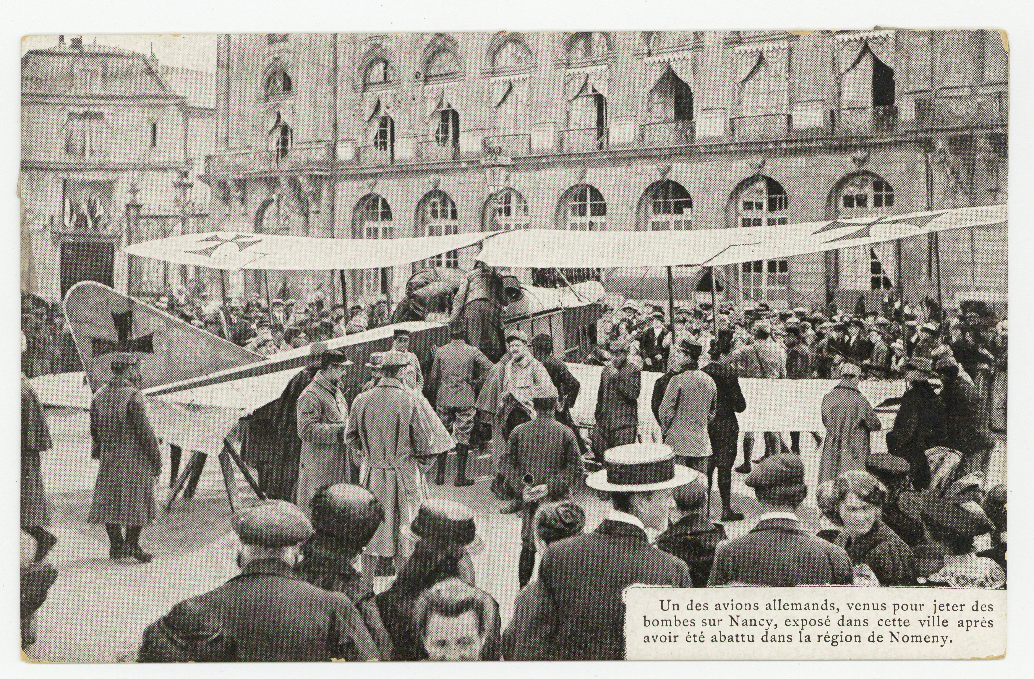 Contenu du Un des avions allemands, venus pour jeter des bombes sur Nancy, exposé dans cette ville après avoir été abattu dans la région de Nomeny
