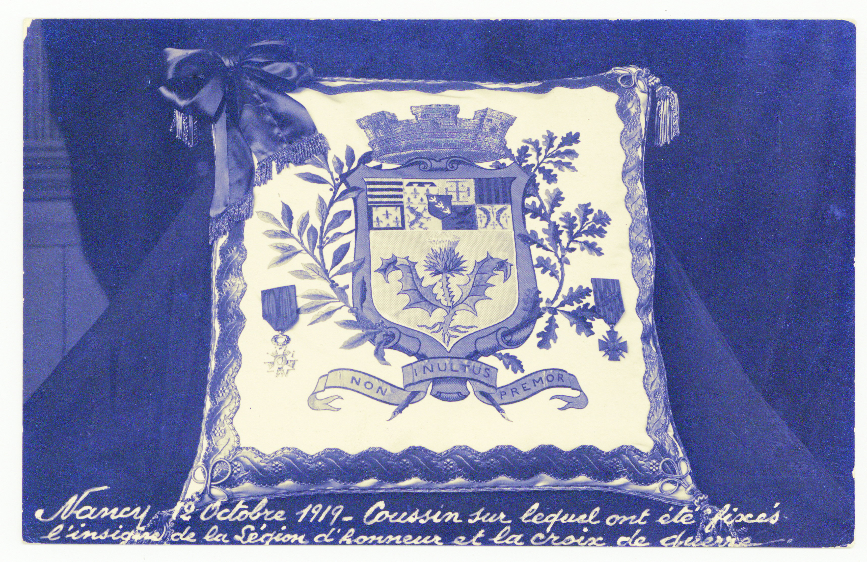 Contenu du Nancy 12 octobre 1919 : coussin sur lequel ont été fixés l'insigne de la Légion d'honneur et la croix de guerre