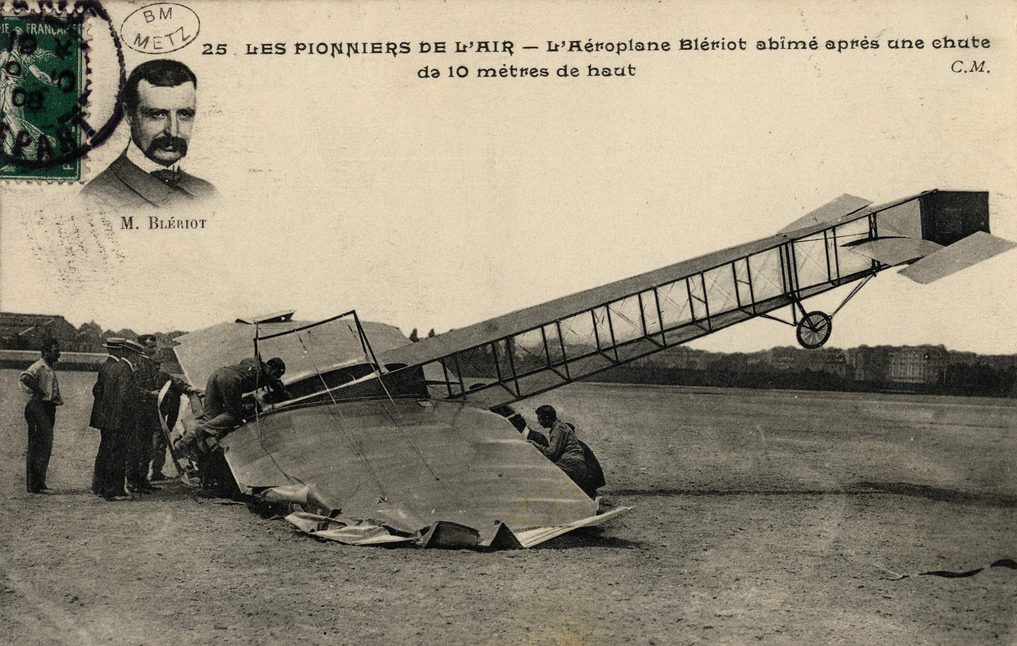 Contenu du LES PIONNIERS DE L'AIR. L'Aéroplane Blériot abîmé après une chute de 10 mètres de haut