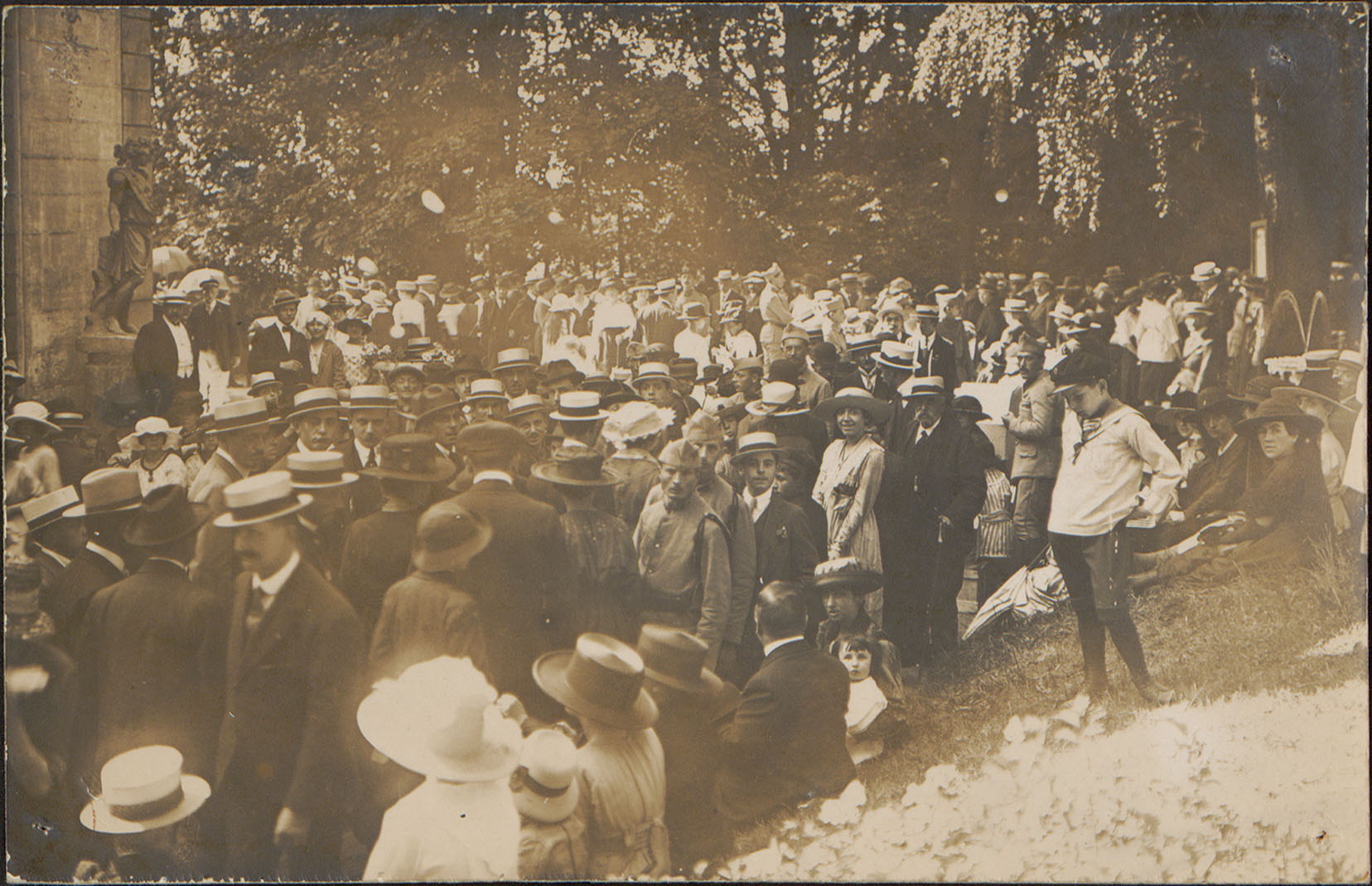 Contenu du [Épinal, Foule autour du pavillon du Château]