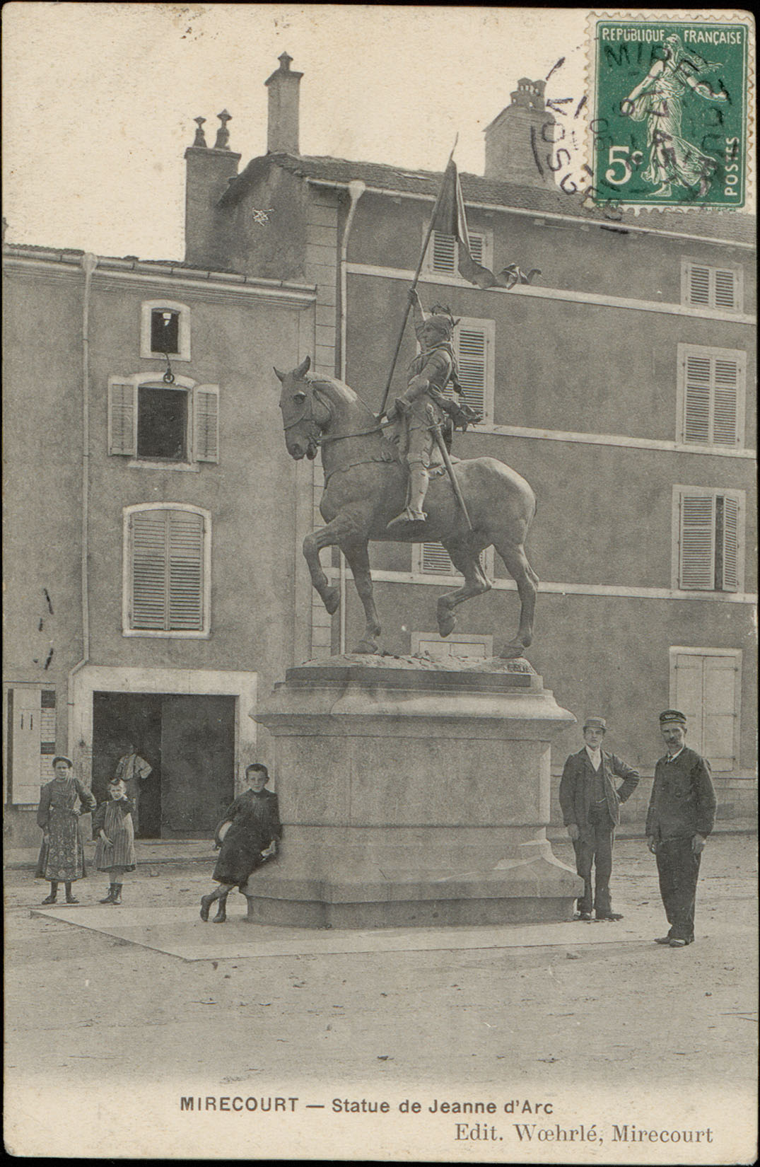 Contenu du Mirecourt, Statue de Jeanne d'Arc