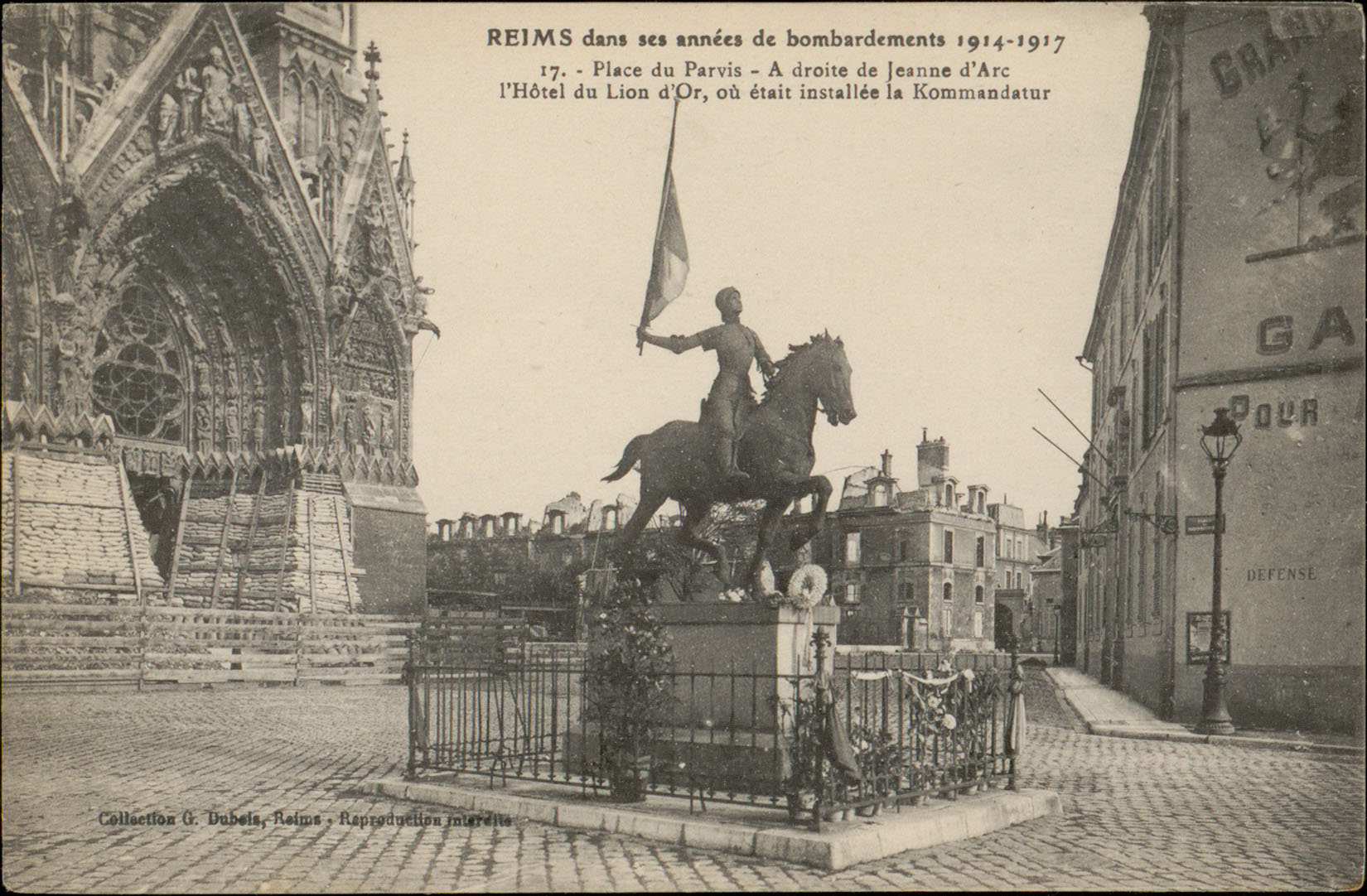 Contenu du Reims dans ses années de bombardements 1914-1917, Place du Parvis, À droite de Jeanne d'Arc l'Hôtel du Lion d'Or, où était installée la Komandatur