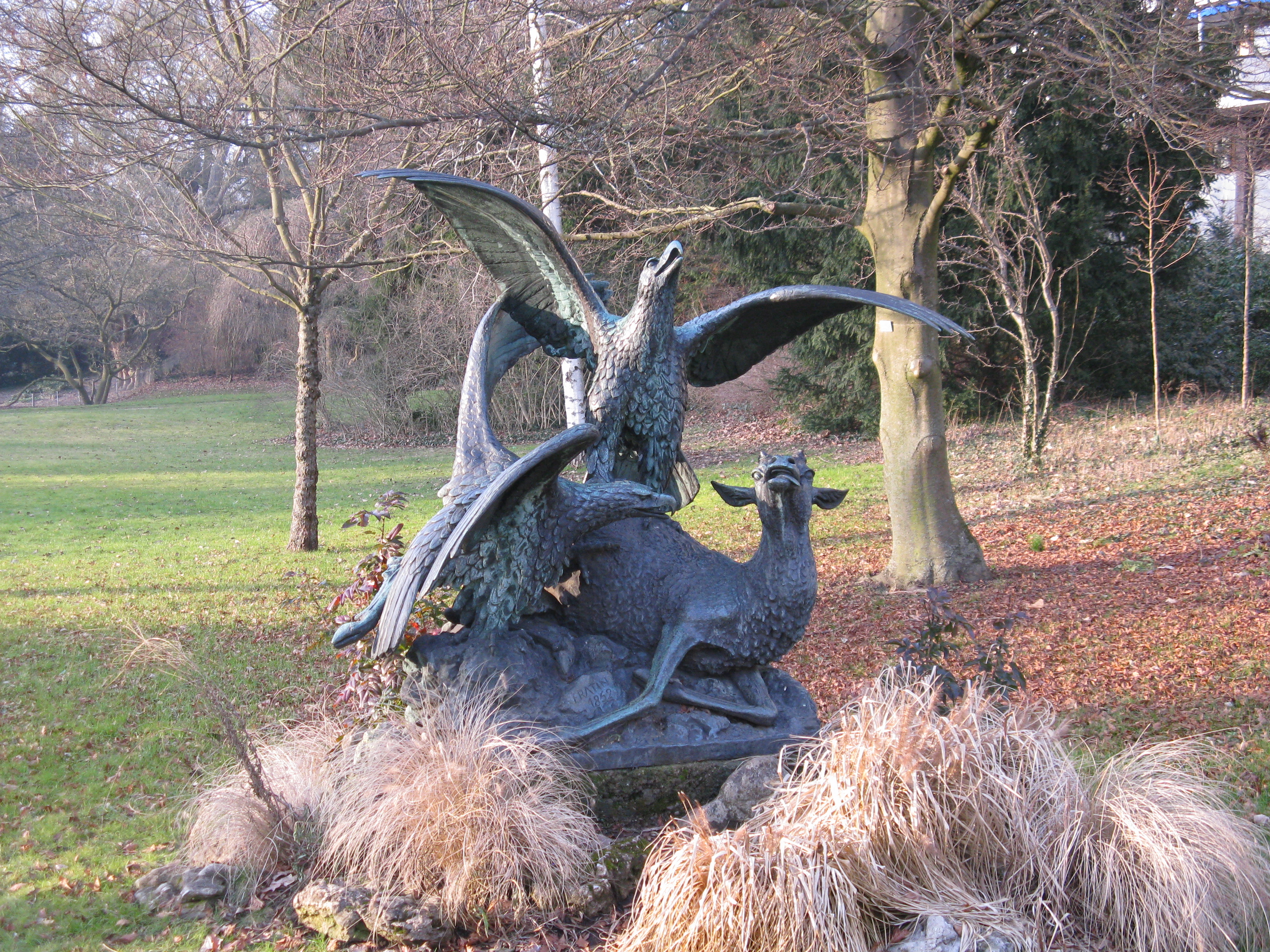 Contenu du Statue des aigles au Jardin Botanique