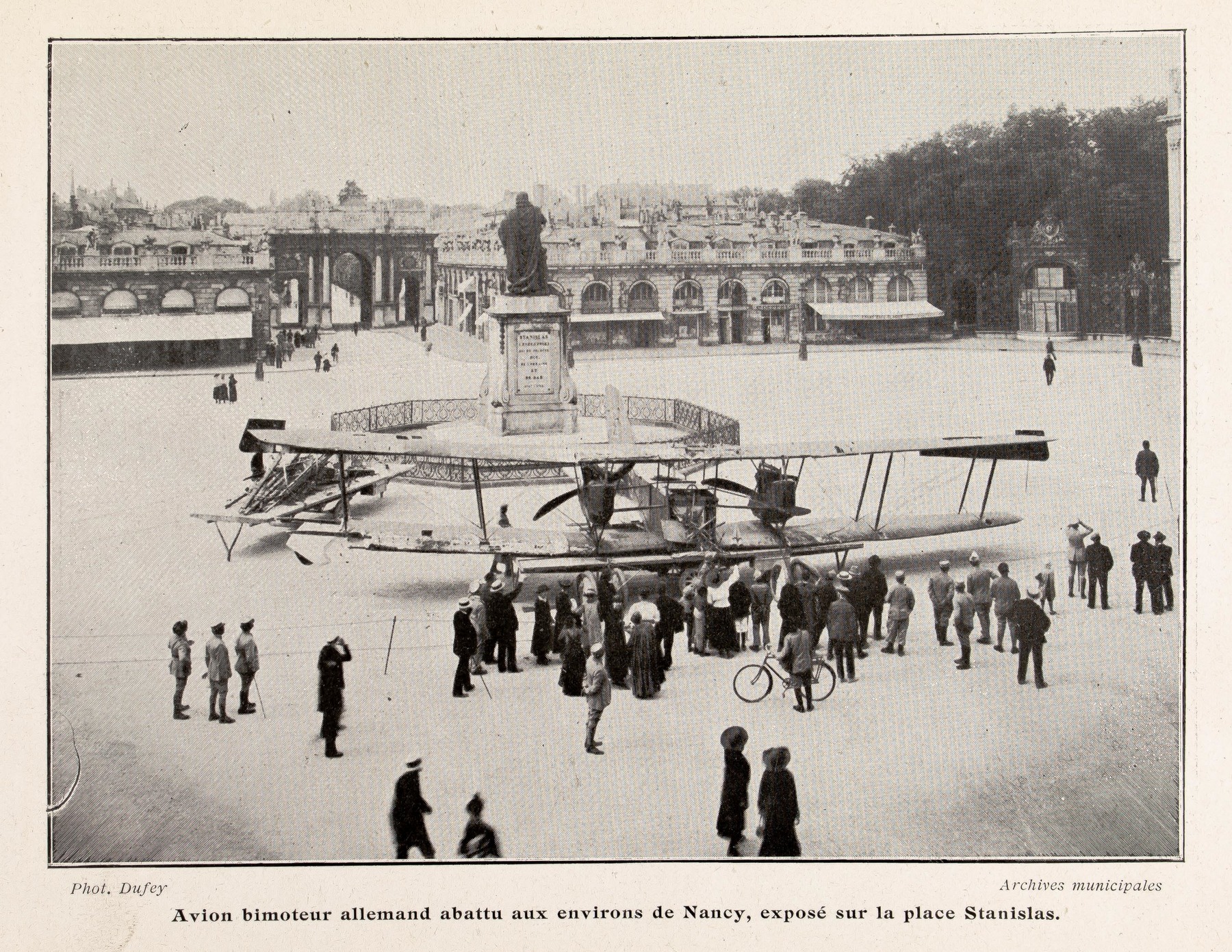 Contenu du Avion bimoteur allemand abattu aux environs de Nancy, exposé sur la place Stanislas