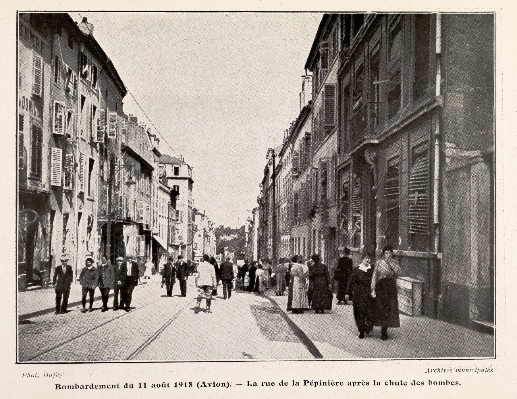 Contenu du Bombardement du 11 août 1918 (avion). La rue de la Pépinière après la chute des bombes