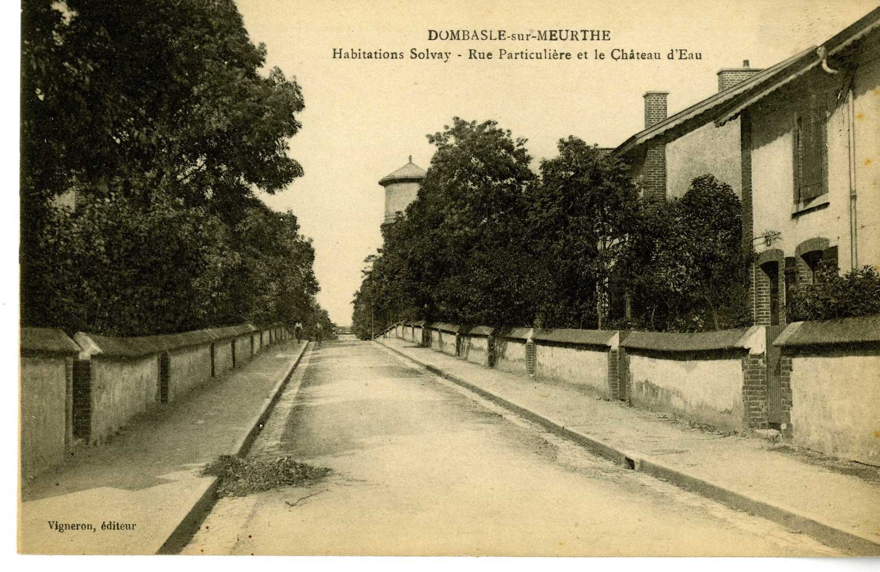 Contenu du Dombasle-sur-Meurthe : habitations Solvay, rue particulière et le château d'eau