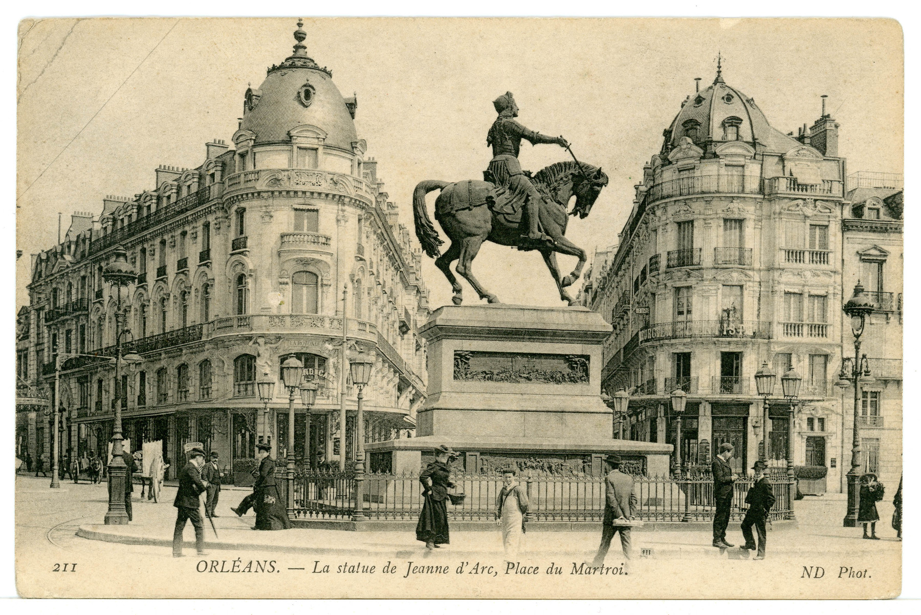 Contenu du Orléans. La statue de Jeanne d'Arc, place du Martroi.