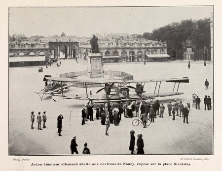 Avion bimoteur allemand abattu aux environs de Nancy, exposé sur la place …