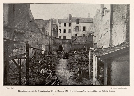 Bombardement du 9 septembre 1914 (canon 130m/m). Immeuble incendié, rue Sa…