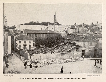 Bombardement du 11 août 1918 (Avion). École Roberty, place de l’Arsenal