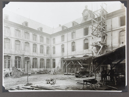 Vue de la cour et de la façade pendant les travaux des années 1930