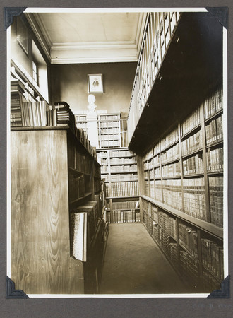 Vue d'une salle de la bibliothèque avant les travaux de refection des anné…