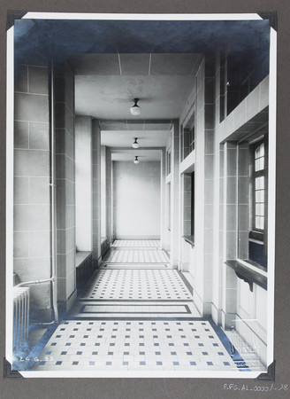 Vue du couloir au premier étage après les travaux des années 30