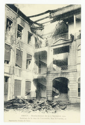 Intérieur de la cour de l'immeuble, rue St-Nicolas, 31. Nancy. Bombardemen…