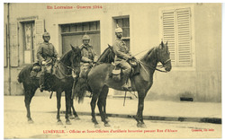 Lunéville. Officier et Sous-Officiers d'artillerie bavaroise passant rue d…