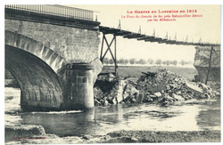 Le pont du chemin de fer près Rehainviller détruit par les Allemands, la g…