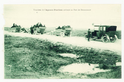 Touristes de l'agence Peerless arrivant au Fort de Douaumont