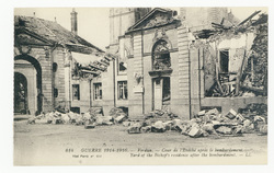 Verdun. Cour de l'Evêché après le bombardement. Yard of the Bishop's resid…