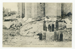 Xivray (Meuse). Obus allemand avec les ruines de l'église