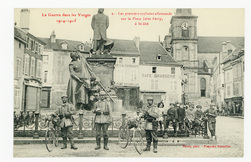 Les premiers cyclistes allemands sur la place Jules Ferry à St-Dié, la gue…