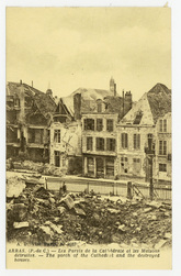 Arras. (P.-de C.) : les parvis de la Cathédrale et les maisons détruites