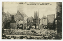 Albert (Somme). Une rue bombardée. Guerre 1914-1916