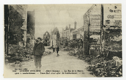 Albert (Somme). La rue de la Mairie après le bombardement. Guerre 1914-1916