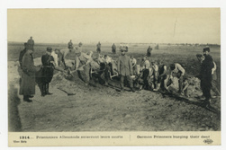 1914. Prisonniers allemands enterrant leurs morts