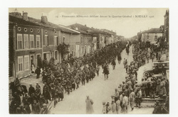 Prisonniers allemands défilant devant le quartier général : Souilly 1916