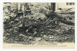 Débris du jeu de cloches de la tour nord, tombé au bombardement du 19 sept…