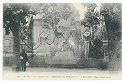 Décoration du monument "Le souvenir" place Saint-Jean. Nancy, 27 juillet 1…