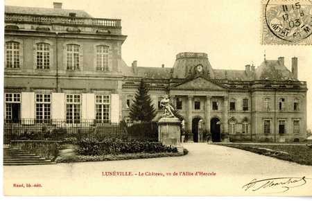 Lunéville : le château, vu de l'allée d'Hercule