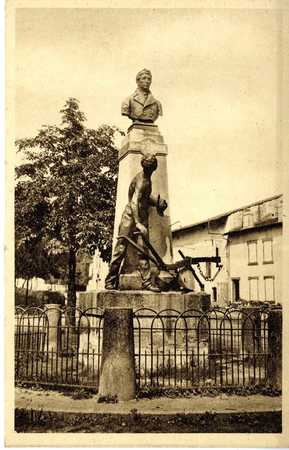 Roville-devant-Bayon : le monument Mathieu de Dombasle avant le pillage du…