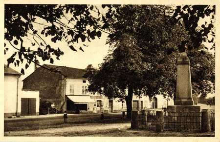 Roville-devant-Bayon : monument Mathieu de Dombasle (état actuel) et route…