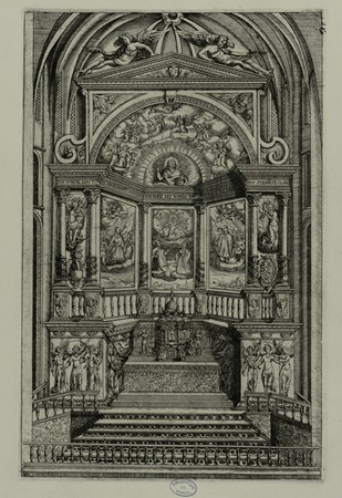 Un autel élevé dans le chœur d'une église
