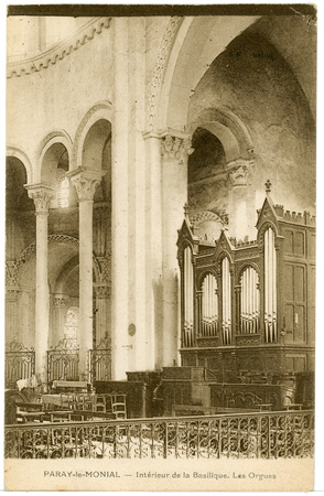 Paray-le-Monial. Intérieur de la basilique. Les orgues