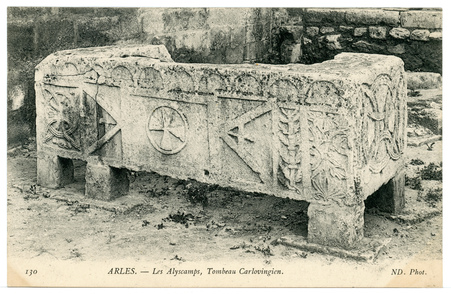 Arles. Les Alyscamps, tombeau carlovingien.