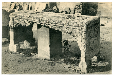 Arles. Les Alyscamps, tombeau mérovingien.