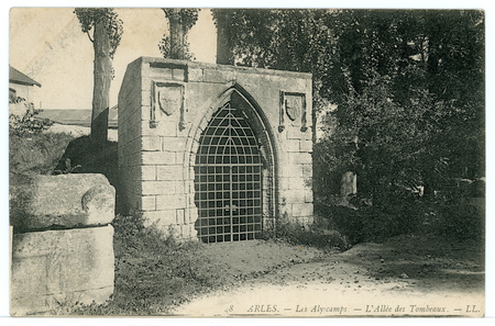 Arles. Les Alyscamps. L'allée des tombeaux.