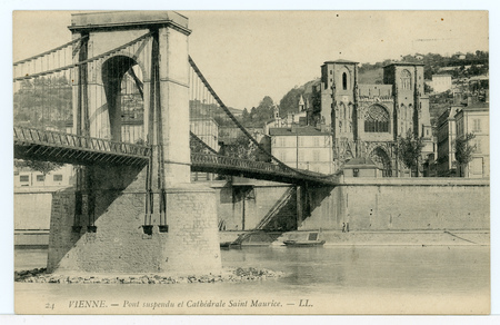 Vienne. Pont suspendu et cathédrale Saint Maurice.