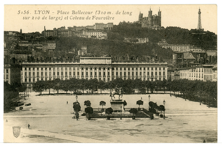 Lyon. Place Bellecour (310m. de long sur 210 de large) et coteau de Fourvi…