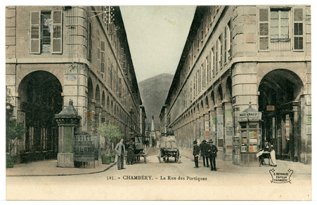Chambéry. La rue des portiques
