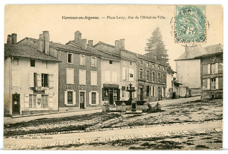 Varennes-en-Argonne - Place Latry dite de l'Hôtel-de-Ville