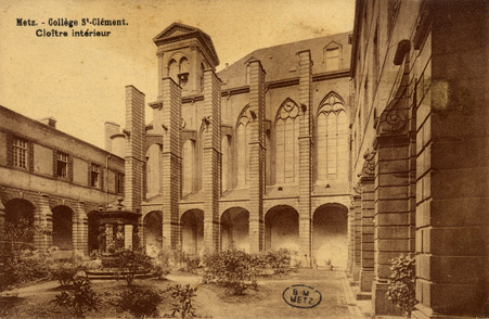 Metz. - Collège St-Clément. Cloître intérieur.