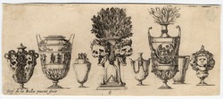 Raccolta di vasi diversi : Huit vases, celui qui est placé au milieu a la …