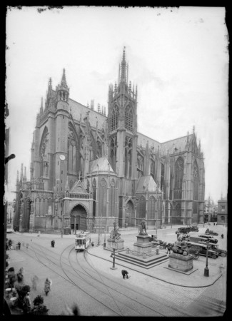Vue de la cathédrale Saint-Étienne depuis la place d'Armes